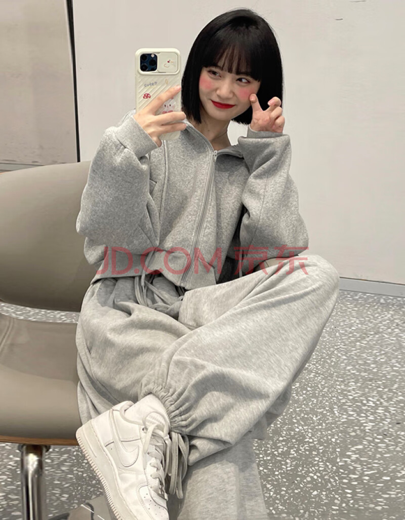 倪熙丫2021新款早春穿搭港风套装女复古chic洋气网红炸街盐系卫衣两件