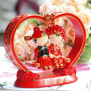 
                                        雅居坊/yajufang 结婚礼物创意新年礼品新婚纪念日摆件树脂娃娃礼盒套装浪漫情人节情侣 大号D008爱心秋千摆件                