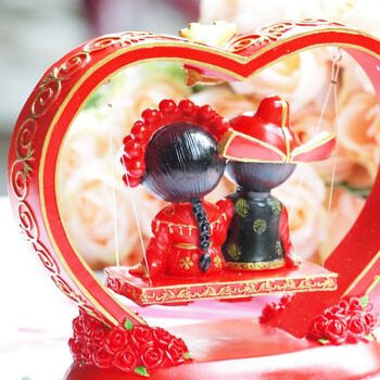 
                                        雅居坊/yajufang 结婚礼物创意新年礼品新婚纪念日摆件树脂娃娃礼盒套装浪漫情人节情侣 大号D008爱心秋千摆件                