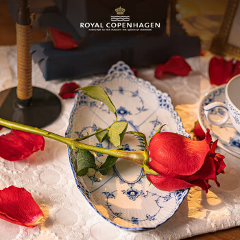 RoyalCopenhagen皇家哥本哈根半蕾丝唐草手绘餐具菜盘家用餐盘24.5cm造型盘
