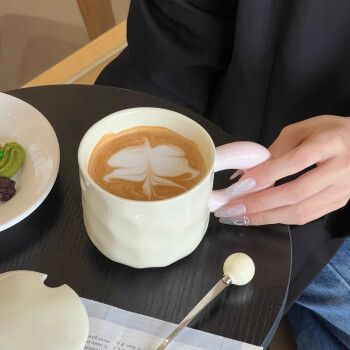 宅轻松陶瓷马克杯咖啡杯 带盖带勺喝水杯学生早餐牛奶杯 黄色创意撞色杯