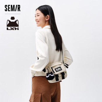 森马（Semir）小方包罗小黑联名运动斜挎包时尚情侣包105124153215 奶白 均码 