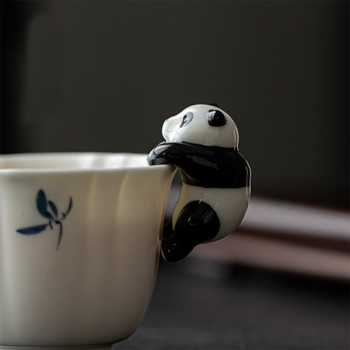 致年华 茶宠 创意陶瓷摆件可爱熊猫茶宠茶杯盖碗挂饰 2个起购 DE