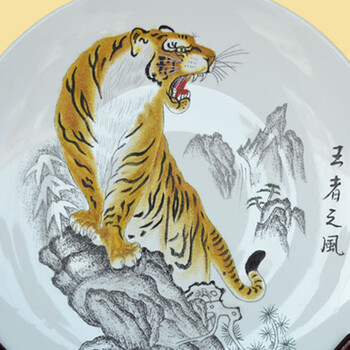 
                                        美迈达 手工刻瓷盘出国送老外收藏品家居客厅酒柜摆坐盘中国传统特色陶瓷摆设办公室桌面博古架摆 直径31厘米老虎图高35厘米                