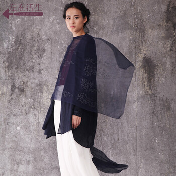 在左2014秋装新款 原创设计棉麻风衣<em>外套女长</em>