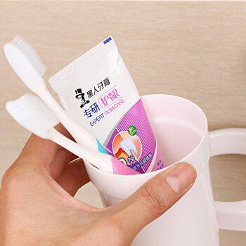 
                                                            吸盘式牙刷架创意吸墙刷牙杯壁挂套装情侣洗漱口杯架配有漱口杯                