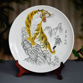 
                                        美迈达 手工刻瓷盘出国送老外收藏品家居客厅酒柜摆坐盘中国传统特色陶瓷摆设办公室桌面博古架摆 直径31厘米老虎图高35厘米                