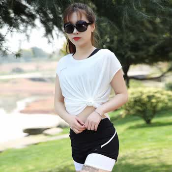 女生白色短裤图片_女生穿吊带短裤坐椅子图片_瘦瘦的短裤女生