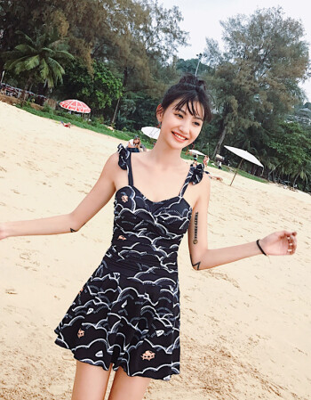2018新款亦美珊泳衣女新款连体保守裙式遮肚显瘦温泉小香风小胸聚拢