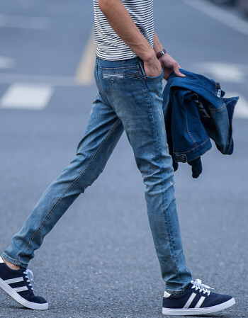 男生穿蓝色修身牛仔裤怎么搭配什么颜色上衣和鞋子比较好看?