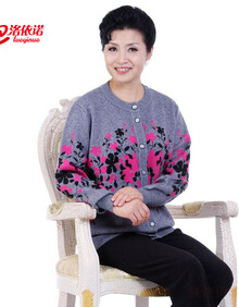 洛依诺 新款<em>中老年</em>女式羊绒衫梅花<em>提花开衫</em>中