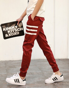 男士酒红色休闲裤搭配