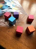 蕉樂(lè )彩色小積木 正方形體數學(xué)教具立方體兒童木頭方塊幼兒園玩具嬰兒 20粒2cm彩色+收納袋+擺法圖 曬單實(shí)拍圖