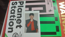 官方正版 張杰專輯 外南街1982 CD唱片 歌詞本+賀卡+表情包洋畫+拍立得小卡+復(fù)古照片+貼紙+海報+折紙+衍射片眼鏡周邊 游戲機樣式精裝盒 曬單實拍圖