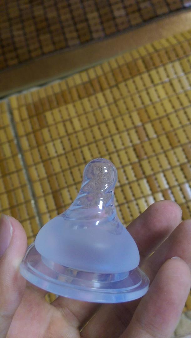 瓶子是有点薄,不过我每天用开水泡也都没有爆,应该很耐用,希望宝宝每天都能乖乖的喝奶粉!