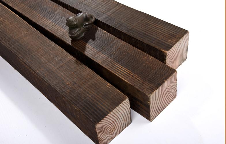 纹理虚实相间,具有内敛的美感,夹杂着永不褪色的流行元素深色小条纹