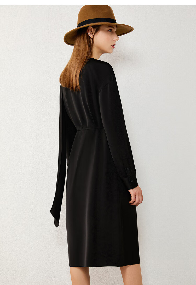 amii极简通勤不对称飘带配腰带缎面连衣裙秋新款落肩袖裙子黑色16084
