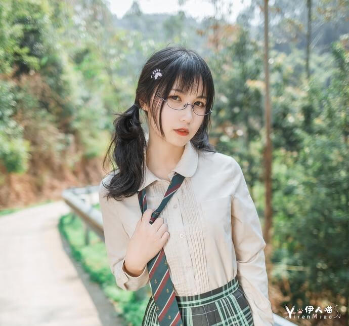 cosplay作品043 逐月SU - 野外露出(小路篇) (2) 伊人喵.jpg 甜美文静的萌妹子 逐月su车内未删减作品合集在哪能看?