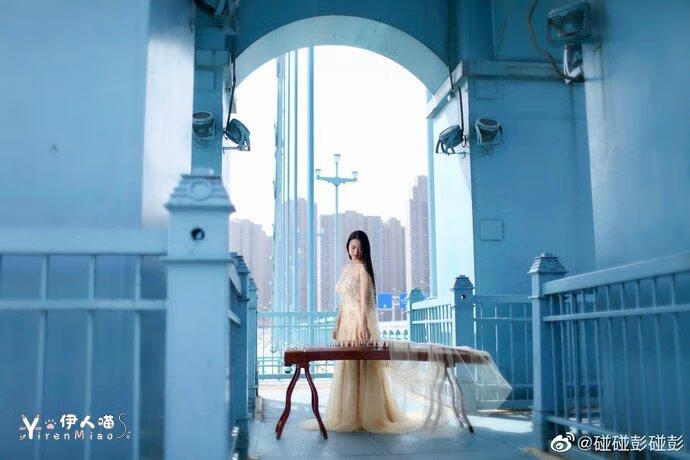 95后汉服美女彭静旋在法国弹古筝 (2).jpg