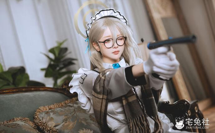 黑龙贯通 cosplay作品021 碧蓝档案 室笠茜 宅兔社.jpg 黑龙贯通全套cos图片合集 银发女仆室笠茜的惊艳瞬间