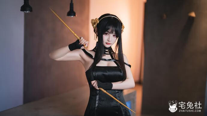 千变万化！樱井宁宁约尔太太英姿飒爽 黑色连衣裙与金色发簪的魔力