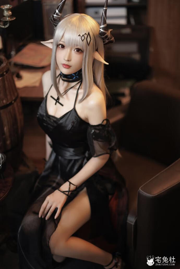 南宫 cosplay作品016 泥岩COS礼服 宅兔社.jpg 小南宫zzZ全套作品图合集 清纯与美丽并存的二次元梦幻女神!