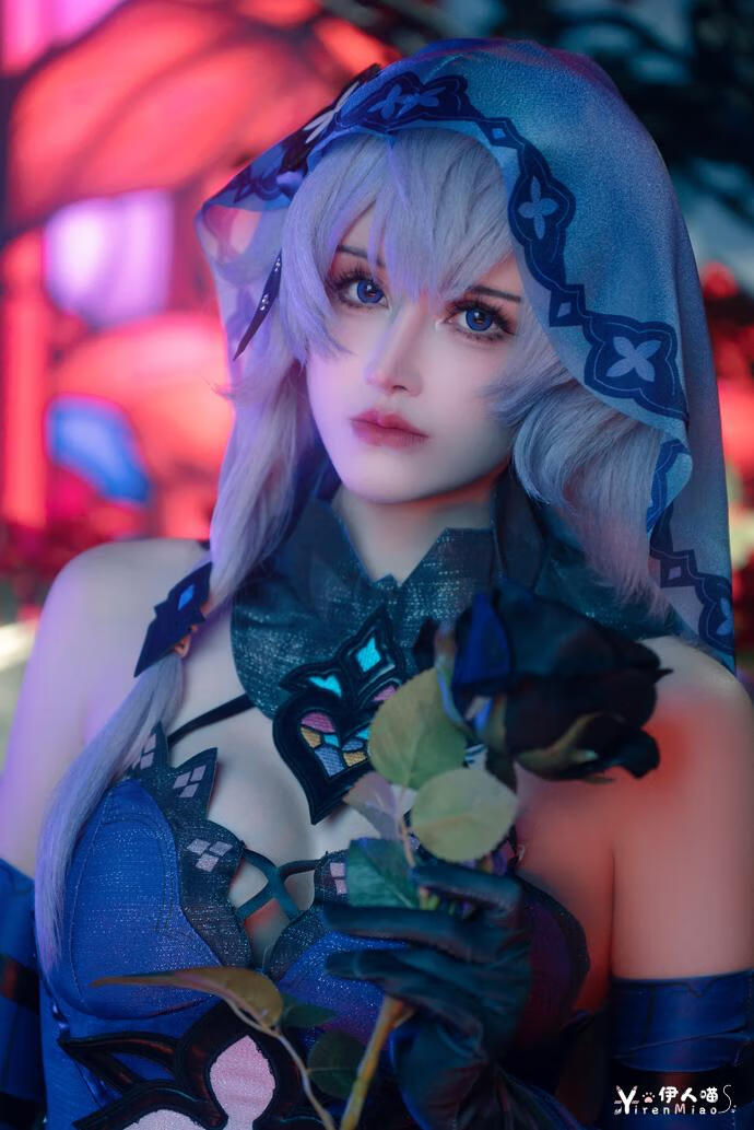 鹿八岁baby混血感与COS界的双重魅力 完美演绎猎魔人剧情版