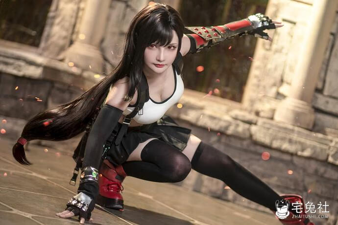 大陆萌主千夜未来是不是整过？她的圣旦服图集是卖的吗?