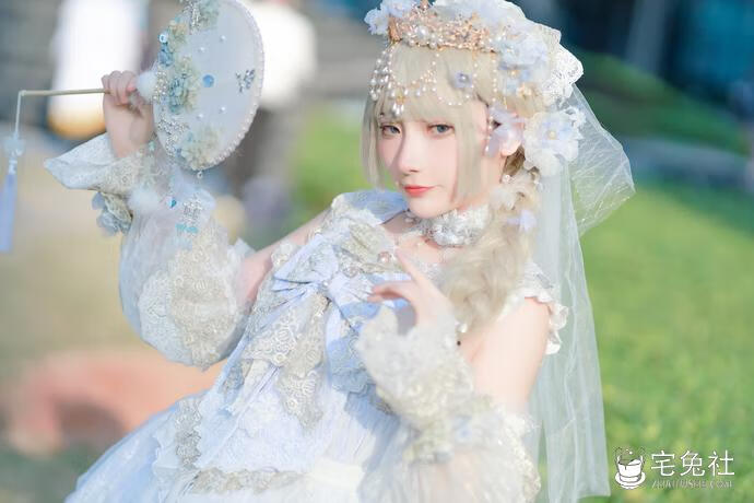 是三不是世w海伦娜免费图集在哪里能看？甜美笑容软萌又撩人