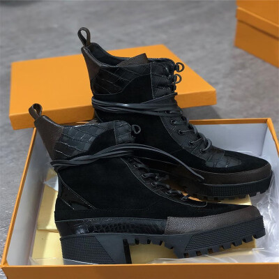 

Latest luxury Women designer boots Martin Desert Boot flamingos Love arrow medal 100 real leather coarse size US5-11 Winter shoes
