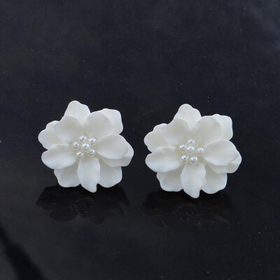 

G962 Simple Personality Three-dimensional Petals White Sweet Flowers Pearl Earrings