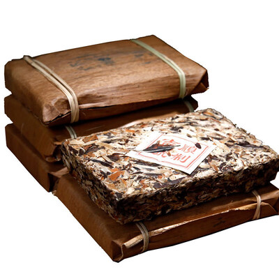 

Yunnan specialty Puer tea raw tea brick 2011 Qianjiazhai ancient tree newspaper spring bud 250g tea