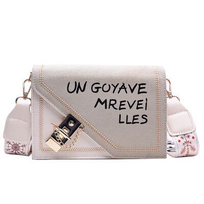 

Korean version of the small bag female 2019 new wave fashion pearl portable bag wild Messenger chain saddle bag