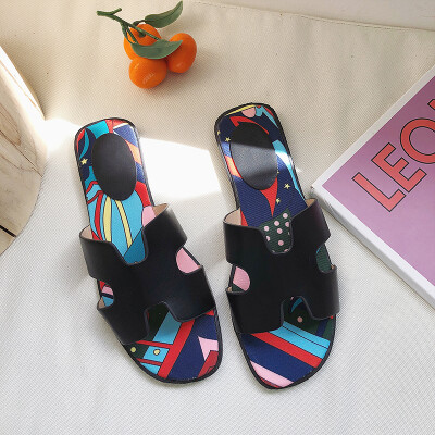 

In the summer of 2019 the new H-type Internet celebrity color pattern flat-heeled flat-soled female slippers wearing slippers and