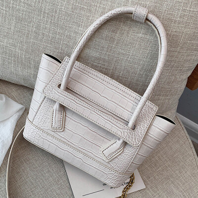 

On the new bag woman 2019 Korean version of the handbag crocodile tattooed smiling face wings wrapped in the air oblique satchel b