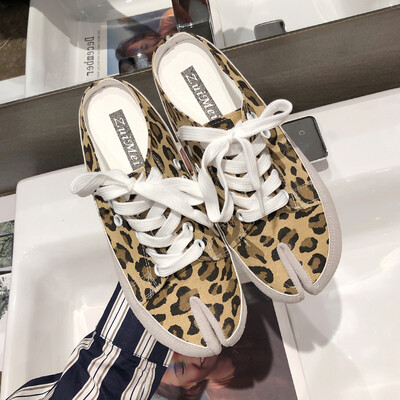 

Canvas slippers for women wearing summer Korean version of Baitao lace-up half-dragged split-toed leopard-print flat-soled Muller