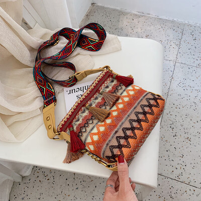 

Summer braided embroidered small bag female bag new 2019 Korean version of the wild single shoulder slung fashion broadband bucket bag