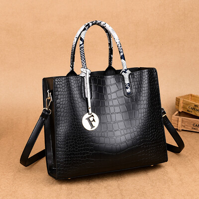 

A womans bag a handbag a big bag a middle-aged mother a fashion a lot of capacity