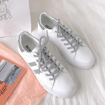 

Small white shoes girl 2019 new summer network celebrity board shoes popular style 100 foundation flat bottom Hong Kong style stud