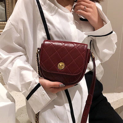 

Qiao Bani 2019 new European&American style fashion simple street shooting solid color rhombic saddle bag shoulder diagonal tide handbag