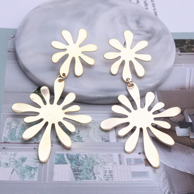 

European Trendy Geometric Metal Big Drop Earring For Women Leaf Flower Round Brincos Statement Earring Party Jewelry Model Show