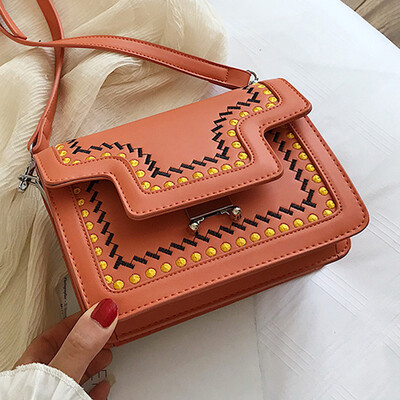 

Korean female 2019 new foreign style chain shoulder small square bag summer fashion embroidery line Joker Messenger bag
