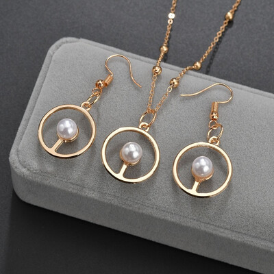 

New Womens Alloy Necklace Creative Design Hollow Moon Imitation Pearl Pendant Necklace Beautiful Romantic Wedding Party