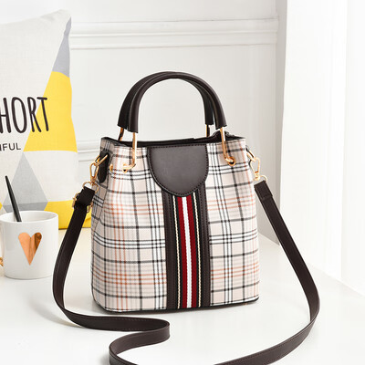 

In summer the new lady Korean version of the single shoulder slant bag fashion 100 lap handbag bucket bag