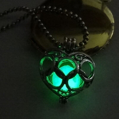 

In Vogue The Luminous Necklace Necklaces Out Women Dark Glow Fashion Modern Heart Glowing