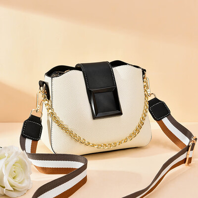 

On the new ladies summer fashion Joker Korean tide shoulder Messenger bag chain small square bag