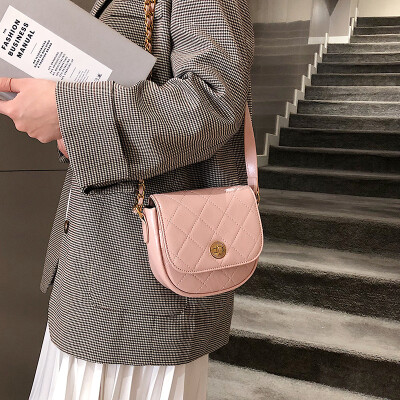 

Qiao Bani 2019 new European&American style fashion simple street shooting solid color rhombic saddle bag shoulder diagonal tide handbag
