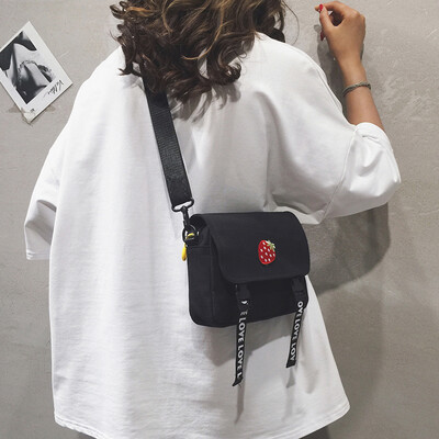 

Ancient sense bag female new 2019 Korean version of the simple wild postman slung ins strawberry canvas bag shoulder bag
