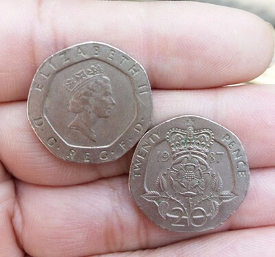 

21mm 20 Pence Coin 1985-1997 Queen wears the George IV State Diadem The United Kindom