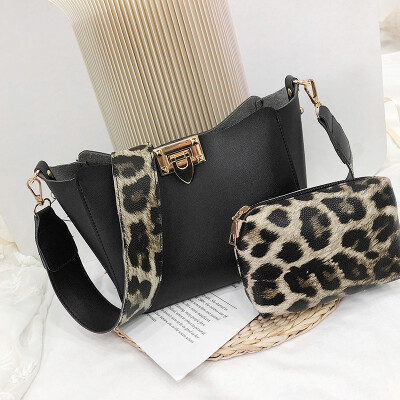 

Bucket bag female 2019 new fashion Korean version of the net red child leopard print bag wild wide shoulder strap shoulder Messenger bag